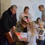 Сенатор Сергей Лукин помог многодетной семье с ремонтом крыши