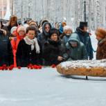 Депутаты Думы Югры возложили цветы к Мемориалу Славы в Ханты-Мансийске