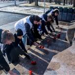 В память о победителях: Партийцы возложили цветы к мемориалу на Поклонной горе