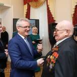 Иван Белозерцев вручил первые юбилейные медали в честь 75-летия Победы