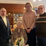 Партийцы поздравили жительницу  Коммунарки с 90-летием