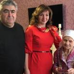Тутова вручила памятные медали ветеранам войны в Ростовской области