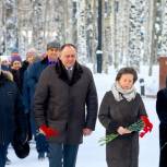 Борис Хохряков принял участие в возложении цветов к Мемориалу Славы