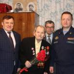 Юбилейные медали ветеранам вручил на дому Федор Шишкин