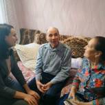 Татьяна Ерохина поздравила жителя Заводского района Саратова с юбилеем