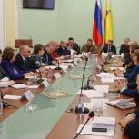 В региональном парламенте обсудили вопросы организации бесплатного горячего питания в школах