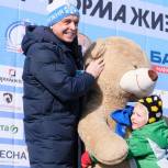 Сокол вручил приз от «Единой России» самым юным участникам «Лыжни России-2020»