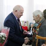 Секретарь Далматовского местного отделения Партия Александр Столбов вручил ветерану ВОВ подарок
