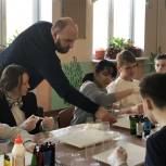 Единороссы Вешняков помогли детям с ОВЗ освоить новую технику рисования 