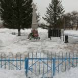 Молодогвардейцы Первомайского района очистили от снега мемориал воинской славы