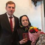 Партийцы Ханты-Мансийска вручили юбилейную медаль ветерану