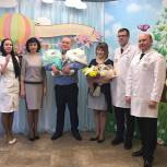 Вячеслав Космачев поздравил семейную пару с рождением двойни 
