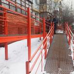 Ольга Волкова проверила подъезды в Королёве на предмет наличия безбарьерной среды