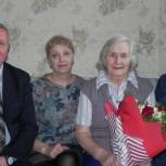 Члены Октябрьского местного отделения «Единой России» поздравили с 90-летием Анастасию Петровну Смирнову
