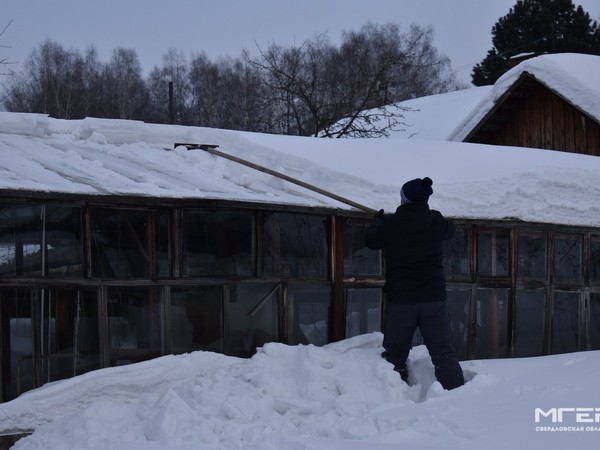 Как убрать снег от гаража