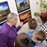 Единороссы Усинска организовали выставку в школе