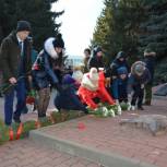 Прохоровские партийцы почтили память воинов возложением цветов и венков к вечному огню