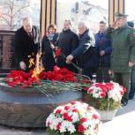 Члены фракции «Единая Россия» почтили память защитников Отечества