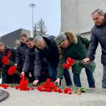 Новосибирские единороссы возложили цветы к Вечному огню в День защитника Отечества