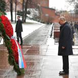 Путин возложил венок к Могиле Неизвестного Солдата в Москве в память о павших воинах