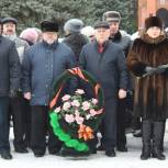 Спасские единороссы возложили цветы к памятнику солдату-освободителю
