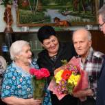 В Курске партийцы вручили юбилейные медали семье ветеранов