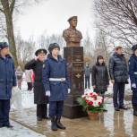 В Великих Луках установили бюст в честь погибшего десантника 6-й роты Сергея Шикова