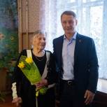Аркадий Фомин вручил юбилейную медаль жительнице Шиловского района