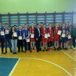 В Дятьково депутат областной Думы наградил победителей первенства по волейболу