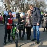 Олег Белашов подарил спортивный велосипед многодетной семье из Курска