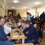 В Сеймском округе Курска единороссы провели шахматный турнир
