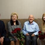 Члены партии "Единая Россия" поздравили с 99-летием ветерана Петра Михина