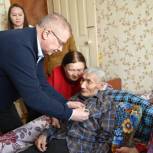 Ямальские партийцы вручили медали ветеранам ВОВ
