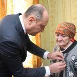 Владимир Михайлов вручил юбилейную медаль ветерану Великой Отечественной войны