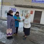 "Единороссы" поздравили жительниц Безенчука с наступающим праздником