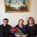 Единороссы Кировского райсобрания в преддверии 8 марта поздравили женщину– ветерана ВОВ