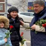 101 роза для милых дам: член депутатской группы «Единой России» Дмитрий Прохоров поздравил жительниц на улицах района