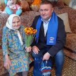 Единороссы поздравили с 8 марта жительниц Октябрьского района