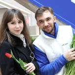 Жительницам Чебоксар - поздравления от "Молодой Гвардии Единой России"