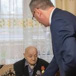 Владислав Шапша в Тарусе вручил ветерану юбилейную медаль Победы