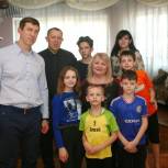 Олег Белашов подарил многодетной семье из Курска три велосипеда