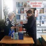 Партиец передал книги о войне из личного архива в сельскую библиотеку