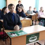 В Подвязьевской школе и ее филиалах появились «Парты Героев»