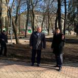 Партийцы проинспектировали результат работ по освещению курского парка