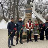 Единороссы возложили цветы к памятнику моряка-подводника Магомета Гаджиева