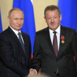 Владимир Путин наградил члена фракции «Единая Россия» Тюменской областной думы за строительство Крымского моста