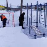Лабытнангские единороссы вышли на уборку снега