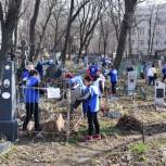 Единороссы, молодогвардейцы и общественники навели порядок на Евдокиевском кладбище