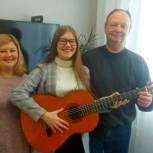 Шестиструнную гитару для подростка помог приобрести городской депутат Олег Ковалев