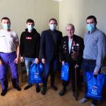 Тюменские волонтеры и партийцы доставили ветерану Великой Отечественной войны лекарства и продукты 